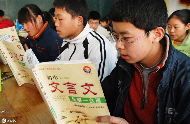 some junior high school students studying Classical Chinese