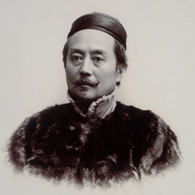 a photograph of GU Hongming